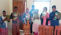 বই পেল দিনাজপুরের সেই দশম শ্রেণির ১৩ শিক্ষার্থী