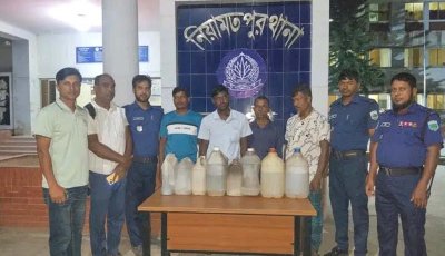 নিয়ামতপুরে ৫০  লিটার চোলাই মদসহ গ্রেপ্তার ৪