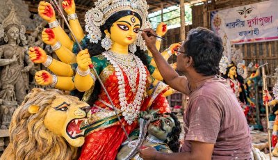 শিল্পীর শেষ আঁচড়ে জেগে উঠছে দেবী॥ নিরাপত্তায় বিশেষ প্রস্তুতি-কেনাকাটায় ব্যস্ত ভক্তরা