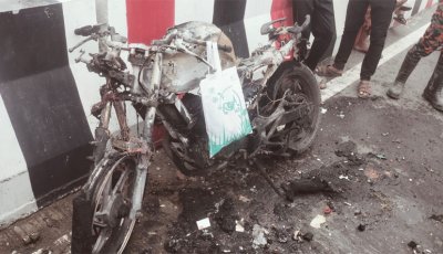 রাজশাহীতে প্রেমিকার ওপর অভিমান করে নিজের মোটরসাইকেলে আগুন দিয়েছে এক যুবক