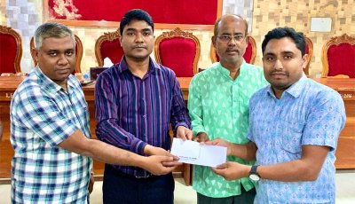 পবায় শারদীয় দুর্গোৎসব উপলক্ষে আর্থিক অনুদান বিতরণ