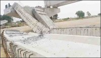 বাতাসের ধাক্কায় ভেঙে পড়ল সেতু॥প্রাণে বাঁচলো বহু মানুষ
