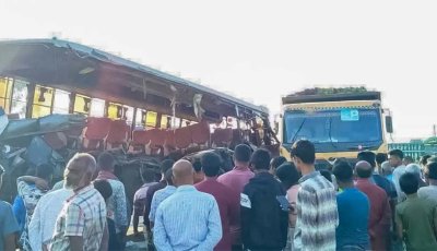 ডাম্প ট্রাকের পেছনে  বাসের ধাক্কায় নিহতের সংখ্যা বেড়ে ৪