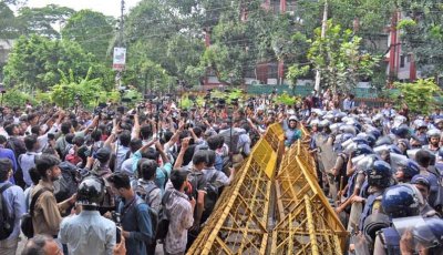সচিবালয়ের সামনে শিক্ষার্থীরা, বাধা পুলিশের