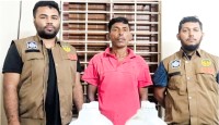 রাজশাহীতে ডিবির অভিযানে ১৬ লিটার চোলাই মদসহ এক মাদক ব্যবসায়ী গ্রেফতার