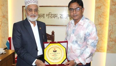 জেলা পরিষদ প্রশাসকে সম্মাননা স্মারক প্রদান