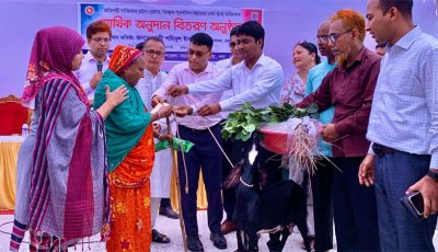 পবায় প্রতিবন্ধী ও দুঃস্থদের মাঝে মানবিক সহায়তা বিতরণ