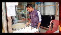 চা বিক্রি করে নজরুলের মাসিক আয় অন্তত তিন লাখ টাকা।