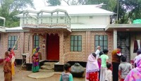 প্রেমিকের বাড়িতে মায়ের খোঁজে তিন শিশু