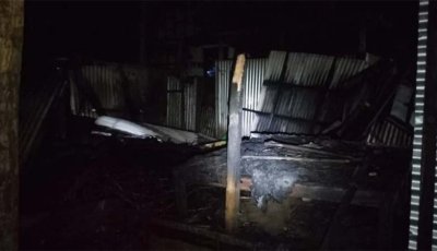 ঋণের টাকা জুয়ায় উড়িয়ে নিজ ঘরে আগুন দিলো দুই ভাই