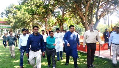 গোদাগাড়ীতে পদ্মার পানি ব্যবহার করে সেচ কার্যক্রম পরিদর্শনে প্রধানমন্ত্রীর দুই উপদেষ্টা