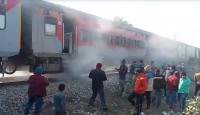 মালদহে চলন্ত ট্রেনে আগুন! যাত্রীদের মধ্যে আতঙ্ক