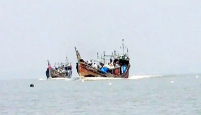 মাছধরা ট্রলারে জলদস্যুদের হামলা, ১২ জেলে অপহরণ