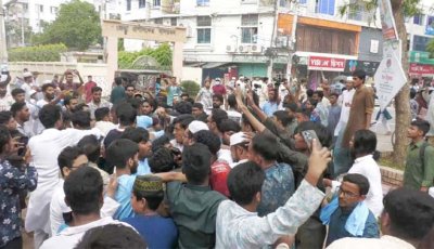 নাসীরুদ্দীন পাটওয়ারীর ওপর ডিম নিক্ষেপ-হামলা