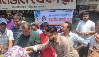 তীব্র তাপদাহে পানি ও স্যালাইন বিতরণ