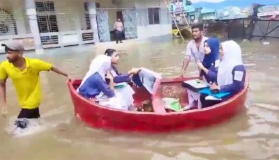 কুমিল্লায় নৌকায় চড়ে কেন্দ্রে গেলেন পরীক্ষার্থীরা
