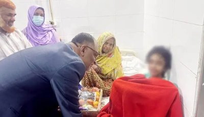 সেই শিশুর খোঁজ নিলেন প্রধান উপদেষ্টা॥ হাসপাতালে গেলেন বাণিজ্য উপদেষ্টা