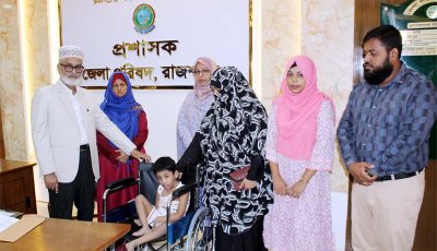 রাজশাহী জেলা পরিষদের উদ্যোগে সাতজন পেলেন হুইলচেয়ার