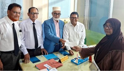 আইনজীবী কল্যাণ তহবিলের অনুদানের চেক বিতরণ