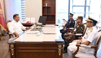 প্রধানমন্ত্রীর সঙ্গে তিন বাহিনী প্রধানের সাক্ষাৎ