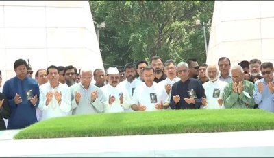 জিয়াউর রহমানের সমাধিতে প্রধানমন্ত্রীর শ্রদ্ধা