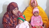 কোলের দুই সন্তান নিয়ে নির্বাক সৈনিকের স্ত্রী