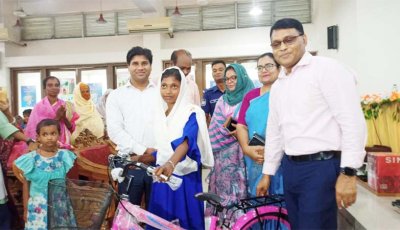 গোদাগাড়ীতে ক্ষুদ্র নৃ-গোষ্ঠীর শিক্ষার্থীদের বাইসাইকেল,শিক্ষাবৃত্তি ও সলাই মেশিন বিতরণ: মাদকমুক্ত সমাজ গড়ার প্রত্যয় জেলা প্রশাসকের