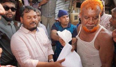 রাজশাহীতে বন্যার্তদের পাশে রাসিক প্রশাসক, ত্রাণ ও জরুরি ওষুধ বিতরণ
