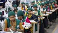 জীবনযুদ্ধে কাজ করছে নারী শ্রমিকরা