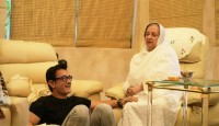 সায়রা বানুর কাছে বসে আমিরের আড্ডা, মুগ্ধ নেটদুনিয়া