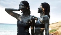 দুই নায়িকা সারা শরীরে কাদা মাখলেন কেন?