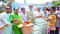 রাজশাহীতে দোকান মালিক ও ব্যবসায়ী সমিতির পানি ও স্যালাইন বিতরণ