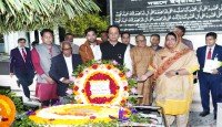 শহীদ কামারুজ্জামান ও জাহানারা জামানের সমাধীতে শিক্ষামন্ত্রীর শ্রদ্ধা নিবেদন