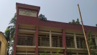 সামনে দাঁড়িয়ে ১০ জনের নৌকায় ভোট নিশ্চিত করলেন আ. লীগ কর্মী