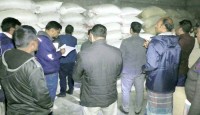 মজুতবিরোধী অভিযানে নওগাঁয় দুই চালকল পরিচালকের জরিমানা