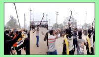 নাটোরের সিংড়ায় সড়কে চাঁদাবাজীর প্রতিবাদে অস্ত্র হাতে মিছিল