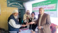 চাঁপাইনবাবগঞ্জে অবসরপ্রাপ্ত সরকারি কর্মচারীদের আর্থিক অনুদান প্রদান