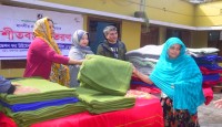 নগরীতে সেলাই মেশিন ও কম্বল বিতরণ