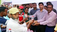 তৃষ্ণার্ত মানুষের মাঝে জেলা পরিষদ চেয়ারম্যানের সুপেয় পানি ও খাবার স্যালাইন বিতরণ