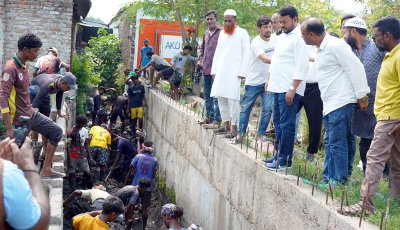 রাসিক প্রশাসকের ড্রেন পরিষ্কার কার্যক্রম পরিদর্শন