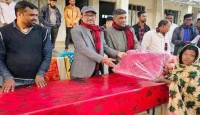 তানোরে উপজেলা চেয়ারম্যান ময়নার শীতবস্ত্র বিতরণ