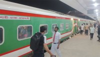 বিকেলের পদ্মা এক্সপ্রেস ছাড়ল রাতে॥ চরম ভোগান্তি যাত্রীদের