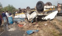 আইল্যান্ডের ধাক্কায় উল্টে গেল মাছবোঝাই পিকআপ, নিহত ২